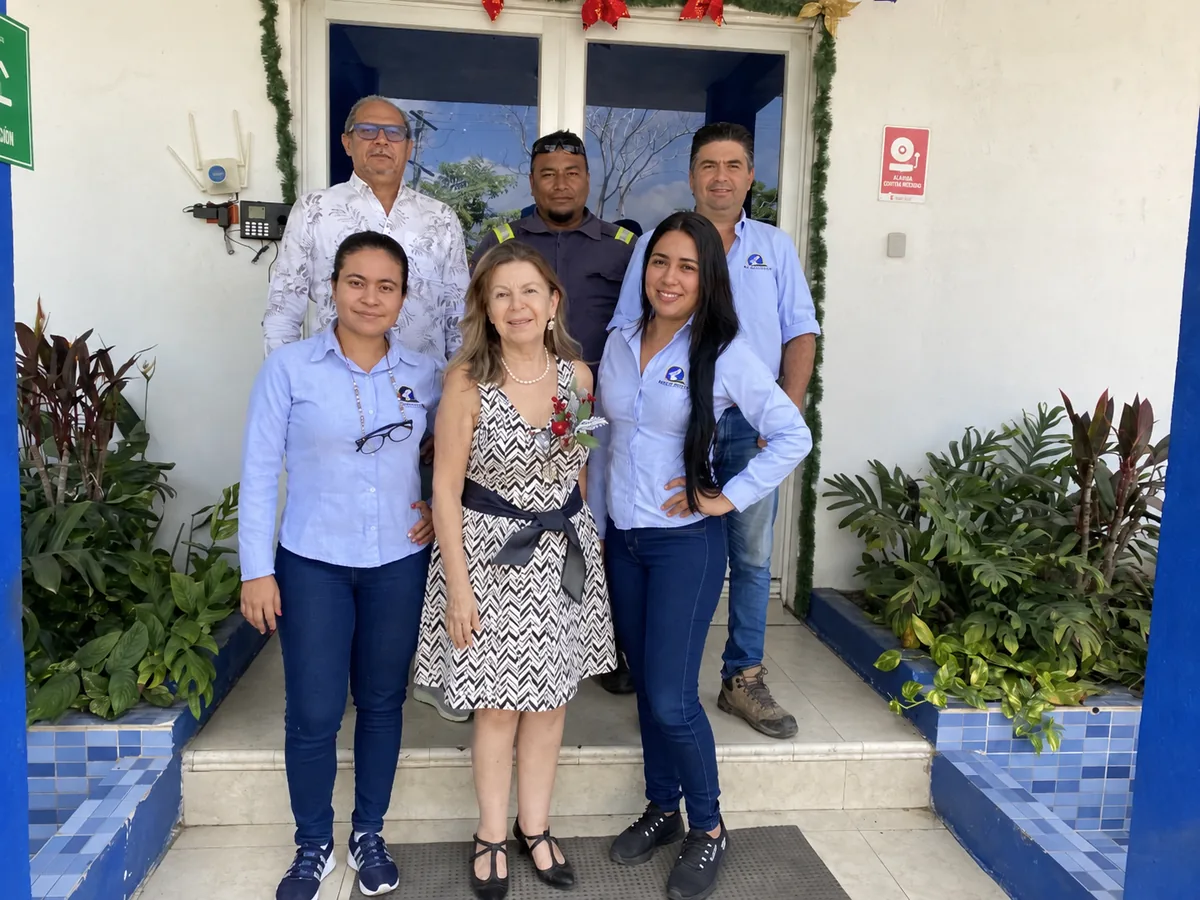 Equipo de Grupo Pelícano frente a sus instalaciones